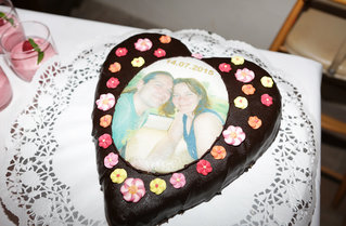Ein Kuchen in Herzform mit einem Foto von einem Paar aus Zuckerguss